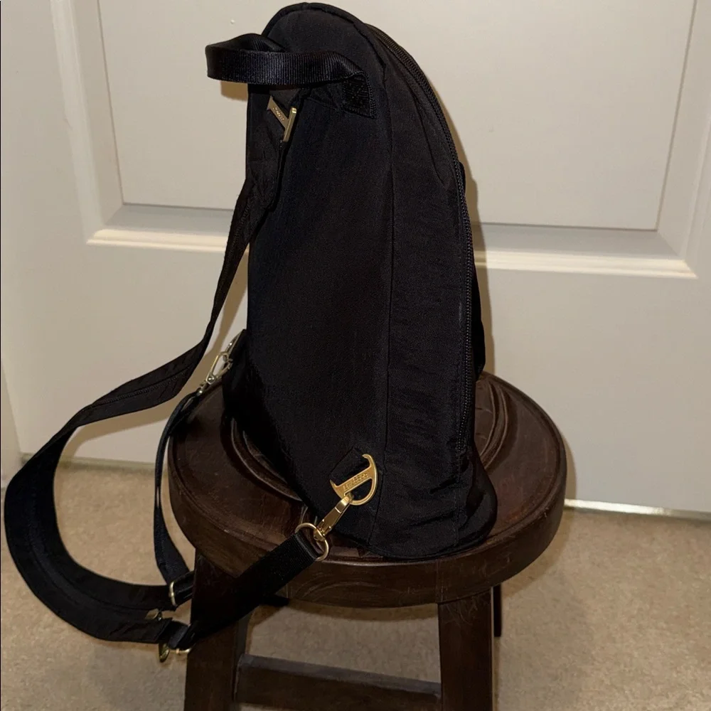 Bagallini Dallas Convertible Multifunction Backpack - Picture 5 of 15